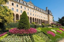 Viennaslide-05226112 Das Palais Saint-Georges ist ein historisches Gebäude in der Stadt Rennes. Ehemals eine Abteiresidenz, wurde sie 1670 erbaut, um ein viel älteres Abteigebäude zu ersetzen, das an derselben Stelle stand.