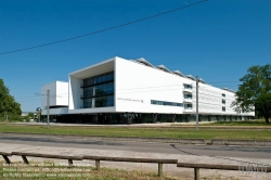 Viennaslide-05231006 Construction of the Institut d'Optique building was initiated by the region Aquitaine. In addition to teaching and research spaces, the building houses the incubator, Alphanov, extending the close ties between Institut d'Optique Graduate School and the world of innovation. It provides a complete technical platform, a crucial step in technology transfer, based on the research of LP2N and projects from the entrepreneurship programme known as Filère-Innovation Entrepreneurs.