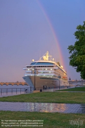 Viennaslide-05231022 Bordeaux, Kreuzfahrtschiff an der Garonne