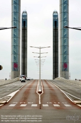 Viennaslide-05231025 Die Pont Jacques Chaban-Delmas ist eine als Hubbrücke ausgeführte Straßenbrücke über die Garonne in Bordeaux im Département Gironde in der Region Nouvelle-Aquitaine in Frankreich. Sie ist nach Jacques Chaban-Delmas, dem früheren Premierminister Frankreichs und früheren Bürgermeister von Bordeaux, benannt.