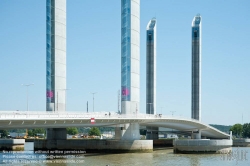 Viennaslide-05231026 Die Pont Jacques Chaban-Delmas ist eine als Hubbrücke ausgeführte Straßenbrücke über die Garonne in Bordeaux im Département Gironde in der Region Nouvelle-Aquitaine in Frankreich. Sie ist nach Jacques Chaban-Delmas, dem früheren Premierminister Frankreichs und früheren Bürgermeister von Bordeaux, benannt.