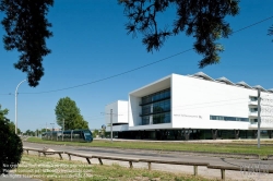 Viennaslide-05231796 Construction of the Institut d'Optique building was initiated by the region Aquitaine. In addition to teaching and research spaces, the building houses the incubator, Alphanov, extending the close ties between Institut d'Optique Graduate School and the world of innovation. It provides a complete technical platform, a crucial step in technology transfer, based on the research of LP2N and projects from the entrepreneurship programme known as Filère-Innovation Entrepreneurs.