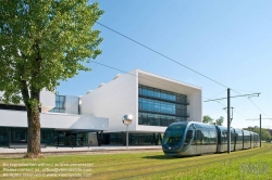 Viennaslide-05231798 Construction of the Institut d'Optique building was initiated by the region Aquitaine. In addition to teaching and research spaces, the building houses the incubator, Alphanov, extending the close ties between Institut d'Optique Graduate School and the world of innovation. It provides a complete technical platform, a crucial step in technology transfer, based on the research of LP2N and projects from the entrepreneurship programme known as Filère-Innovation Entrepreneurs.