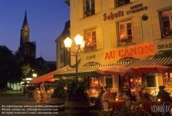 Viennaslide-05241004 Straßburg ist die Hauptstadt der Region Alsace-Champagne-Ardenne-Lorraine im Nordosten Frankreichs und auch offizieller Sitz des Europäischen Parlaments. Die Stadt liegt an der Grenze zu Deutschland und verbindet in ihrer Kultur und Architektur deutsche und französische Einflüsse.