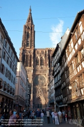 Viennaslide-05241058 Das Liebfrauenmünster zu Straßburg (französisch Cathédrale Notre-Dame de Strasbourg) ist ein römisch-katholisches Gotteshaus und gehört zu den bedeutendsten Kathedralen der europäischen Architekturgeschichte sowie zu den größten Sandsteinbauten der Welt. Wie die Stadt Straßburg allgemein verbindet auch das Liebfrauen-Münster deutsche und französische Kultureinflüsse.