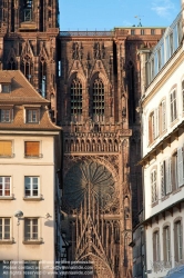 Viennaslide-05241060 Das Liebfrauenmünster zu Straßburg (französisch Cathédrale Notre-Dame de Strasbourg) ist ein römisch-katholisches Gotteshaus und gehört zu den bedeutendsten Kathedralen der europäischen Architekturgeschichte sowie zu den größten Sandsteinbauten der Welt. Wie die Stadt Straßburg allgemein verbindet auch das Liebfrauen-Münster deutsche und französische Kultureinflüsse.