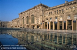 Viennaslide-05241301 Der Bau des heutigen Bahnhofs geht auf die Bautätigkeit des Deutschen Kaiserreiches zurück. Der Bahnhof wurde auf dem Gelände der Straßburger Vauban-Befestigungen errichtet. Die Bauarbeiten begannen 1878 nach Entwurf des Berliner Architekten Johann Eduard Jacobsthal. Der Bahnhof wurde bereits am 15. August 1883 eingeweiht und ersetzte den alten Straßburger Kopfbahnhof. Endgültig abgeschlossen wurden die Bauarbeiten allerdings erst 1898. Der Bahnhof diente ursprünglich nicht nur als Personen-, sondern auch als Güter- und Rangierbahnhof.