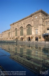 Viennaslide-05241302 Der Bau des heutigen Bahnhofs geht auf die Bautätigkeit des Deutschen Kaiserreiches zurück. Der Bahnhof wurde auf dem Gelände der Straßburger Vauban-Befestigungen errichtet. Die Bauarbeiten begannen 1878 nach Entwurf des Berliner Architekten Johann Eduard Jacobsthal. Der Bahnhof wurde bereits am 15. August 1883 eingeweiht und ersetzte den alten Straßburger Kopfbahnhof. Endgültig abgeschlossen wurden die Bauarbeiten allerdings erst 1898. Der Bahnhof diente ursprünglich nicht nur als Personen-, sondern auch als Güter- und Rangierbahnhof.