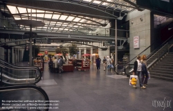 Viennaslide-05241303 Der Bau des heutigen Bahnhofs geht auf die Bautätigkeit des Deutschen Kaiserreiches zurück. Der Bahnhof wurde auf dem Gelände der Straßburger Vauban-Befestigungen errichtet. Die Bauarbeiten begannen 1878 nach Entwurf des Berliner Architekten Johann Eduard Jacobsthal. Der Bahnhof wurde bereits am 15. August 1883 eingeweiht und ersetzte den alten Straßburger Kopfbahnhof. Endgültig abgeschlossen wurden die Bauarbeiten allerdings erst 1898. Der Bahnhof diente ursprünglich nicht nur als Personen-, sondern auch als Güter- und Rangierbahnhof.