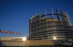 Viennaslide-05241505 Das Europäische Parlament (inoffiziell auch Europaparlament oder EU-Parlament; kurz EP) mit offiziellem Sitz in Straßburg ist das Parlament der Europäischen Union. Das Europäische Parlament wurde von der Architektengruppe 'Architecture Studio' aus Paris geplant.