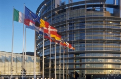 Viennaslide-05241507 Das Europäische Parlament (inoffiziell auch Europaparlament oder EU-Parlament; kurz EP) mit offiziellem Sitz in Straßburg ist das Parlament der Europäischen Union. Das Europäische Parlament wurde von der Architektengruppe 'Architecture Studio' aus Paris geplant.