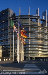 Viennaslide-05241509 Das Europäische Parlament (inoffiziell auch Europaparlament oder EU-Parlament; kurz EP) mit offiziellem Sitz in Straßburg ist das Parlament der Europäischen Union. Das Europäische Parlament wurde von der Architektengruppe 'Architecture Studio' aus Paris geplant.