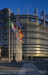 Viennaslide-05241511 Das Europäische Parlament (inoffiziell auch Europaparlament oder EU-Parlament; kurz EP) mit offiziellem Sitz in Straßburg ist das Parlament der Europäischen Union. Das Europäische Parlament wurde von der Architektengruppe 'Architecture Studio' aus Paris geplant.
