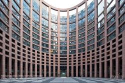 Viennaslide-05241521 Das Europäische Parlament (inoffiziell auch Europaparlament oder EU-Parlament; kurz EP) mit offiziellem Sitz in Straßburg ist das Parlament der Europäischen Union. Das Europäische Parlament wurde von der Architektengruppe 'Architecture Studio' aus Paris geplant.
