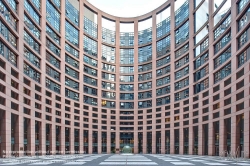 Viennaslide-05241521f Das Europäische Parlament (inoffiziell auch Europaparlament oder EU-Parlament; kurz EP) mit offiziellem Sitz in Straßburg ist das Parlament der Europäischen Union. Das Europäische Parlament wurde von der Architektengruppe 'Architecture Studio' aus Paris geplant.