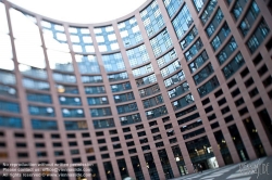 Viennaslide-05241522 Das Europäische Parlament (inoffiziell auch Europaparlament oder EU-Parlament; kurz EP) mit offiziellem Sitz in Straßburg ist das Parlament der Europäischen Union. Das Europäische Parlament wurde von der Architektengruppe 'Architecture Studio' aus Paris geplant.
