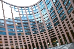 Viennaslide-05241522f Das Europäische Parlament (inoffiziell auch Europaparlament oder EU-Parlament; kurz EP) mit offiziellem Sitz in Straßburg ist das Parlament der Europäischen Union. Das Europäische Parlament wurde von der Architektengruppe 'Architecture Studio' aus Paris geplant.