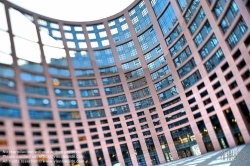 Viennaslide-05241522h Das Europäische Parlament (inoffiziell auch Europaparlament oder EU-Parlament; kurz EP) mit offiziellem Sitz in Straßburg ist das Parlament der Europäischen Union. Das Europäische Parlament wurde von der Architektengruppe 'Architecture Studio' aus Paris geplant.