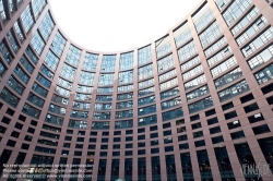 Viennaslide-05241523 Das Europäische Parlament (inoffiziell auch Europaparlament oder EU-Parlament; kurz EP) mit offiziellem Sitz in Straßburg ist das Parlament der Europäischen Union. Das Europäische Parlament wurde von der Architektengruppe 'Architecture Studio' aus Paris geplant.