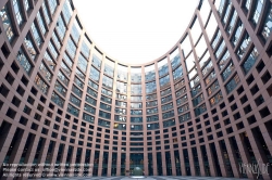 Viennaslide-05241524 Das Europäische Parlament (inoffiziell auch Europaparlament oder EU-Parlament; kurz EP) mit offiziellem Sitz in Straßburg ist das Parlament der Europäischen Union. Das Europäische Parlament wurde von der Architektengruppe 'Architecture Studio' aus Paris geplant.