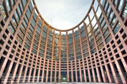 Viennaslide-05241524h Das Europäische Parlament (inoffiziell auch Europaparlament oder EU-Parlament; kurz EP) mit offiziellem Sitz in Straßburg ist das Parlament der Europäischen Union. Das Europäische Parlament wurde von der Architektengruppe 'Architecture Studio' aus Paris geplant.
