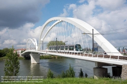 Viennaslide-05241803 Die Beatus-Rhenanus-Brücke bzw. Trambrücke Kehl ist eine Brücke für Straßenbahnen, Fußgänger und Radfahrer, die zwischen Kehl und Straßburg den Rhein überspannt. Auf ihr fährt seit April 2017 eine Linie der Straßburger Straßenbahn bis nach Kehl.