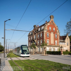 Viennaslide-05241816 Strasbourg, eine moderne Straßenbahn fährt Richtung Kehl in Deutschland, Haus der Rheinfischer - Strasbourg, a modern Tramway heads for Kehl in Germany