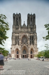 Viennaslide-05252103f Die Kathedrale Notre-Dame de Reims in der nordfranzösischen Stadt Reims gilt als eine der architektonisch bedeutendsten gotischen Kirchen Frankreichs. Seit 1991 gehört sie zum UNESCO-Welterbe und ist national als Monument historique klassifiziert. Jahr­hunderte­lang wurden hier die französischen Könige gekrönt. Heute ist sie die Kathedrale des Erzbistums Reims. Sie ist mit rund einer Million Besuchern im Jahr einer der Hauptanziehungspunkte der Champagne.[1]Die als dreischiffige Basilika gestaltete Kathedrale war mit Ausnahme der Westfassade bereits im 14. Jahrhundert (1211–1311) fertiggestellt. Erster überlieferter Baumeister war Hugo Libergier. Die endgültige Fertigstellung erfolgte Anfang des 15. Jahrhunderts, nachdem das Schiff verlängert worden war, um den Menschen Platz zu bieten, die bei den Königskrönungen anwesend waren. Bei einem Brand 1481 wurden das Dach und die Türme zerstört.