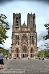 Viennaslide-05252103h Die Kathedrale Notre-Dame de Reims in der nordfranzösischen Stadt Reims gilt als eine der architektonisch bedeutendsten gotischen Kirchen Frankreichs. Seit 1991 gehört sie zum UNESCO-Welterbe und ist national als Monument historique klassifiziert. Jahr­hunderte­lang wurden hier die französischen Könige gekrönt. Heute ist sie die Kathedrale des Erzbistums Reims. Sie ist mit rund einer Million Besuchern im Jahr einer der Hauptanziehungspunkte der Champagne.[1]Die als dreischiffige Basilika gestaltete Kathedrale war mit Ausnahme der Westfassade bereits im 14. Jahrhundert (1211–1311) fertiggestellt. Erster überlieferter Baumeister war Hugo Libergier. Die endgültige Fertigstellung erfolgte Anfang des 15. Jahrhunderts, nachdem das Schiff verlängert worden war, um den Menschen Platz zu bieten, die bei den Königskrönungen anwesend waren. Bei einem Brand 1481 wurden das Dach und die Türme zerstört.