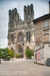 Viennaslide-05252104f Die Kathedrale Notre-Dame de Reims in der nordfranzösischen Stadt Reims gilt als eine der architektonisch bedeutendsten gotischen Kirchen Frankreichs. Seit 1991 gehört sie zum UNESCO-Welterbe und ist national als Monument historique klassifiziert. Jahr­hunderte­lang wurden hier die französischen Könige gekrönt. Heute ist sie die Kathedrale des Erzbistums Reims. Sie ist mit rund einer Million Besuchern im Jahr einer der Hauptanziehungspunkte der Champagne.[1]Die als dreischiffige Basilika gestaltete Kathedrale war mit Ausnahme der Westfassade bereits im 14. Jahrhundert (1211–1311) fertiggestellt. Erster überlieferter Baumeister war Hugo Libergier. Die endgültige Fertigstellung erfolgte Anfang des 15. Jahrhunderts, nachdem das Schiff verlängert worden war, um den Menschen Platz zu bieten, die bei den Königskrönungen anwesend waren. Bei einem Brand 1481 wurden das Dach und die Türme zerstört.