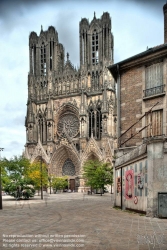 Viennaslide-05252104h Die Kathedrale Notre-Dame de Reims in der nordfranzösischen Stadt Reims gilt als eine der architektonisch bedeutendsten gotischen Kirchen Frankreichs. Seit 1991 gehört sie zum UNESCO-Welterbe und ist national als Monument historique klassifiziert. Jahr­hunderte­lang wurden hier die französischen Könige gekrönt. Heute ist sie die Kathedrale des Erzbistums Reims. Sie ist mit rund einer Million Besuchern im Jahr einer der Hauptanziehungspunkte der Champagne.[1]Die als dreischiffige Basilika gestaltete Kathedrale war mit Ausnahme der Westfassade bereits im 14. Jahrhundert (1211–1311) fertiggestellt. Erster überlieferter Baumeister war Hugo Libergier. Die endgültige Fertigstellung erfolgte Anfang des 15. Jahrhunderts, nachdem das Schiff verlängert worden war, um den Menschen Platz zu bieten, die bei den Königskrönungen anwesend waren. Bei einem Brand 1481 wurden das Dach und die Türme zerstört.