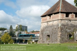 Viennaslide-05256892 Besancon, historische Befestigung am Fluss Doubs, Tramway im Hintergrund - Besancon, historic fortification at the Doubs River with Tramway in the Background