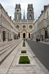 Viennaslide-05263130 Die Kathedrale Sainte-Croix d’Orléans ist das religiöse Zentrum des Bistums Orléans. Sie ist im nachgotischen Stil gebaut und dem Heiligen Kreuz geweiht. Der Grundstein zu dem heutigen Bauwerk wurde am 18. April 1601 gelegt, die Einweihung fand am 8. Mai 1829 statt. 1854 erhielt die Kirche von Papst Pius IX. den Titel einer päpstlichen Basilica minor, 1862 wurde sie als Monument historique eingetragen.