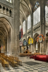 Viennaslide-05263133h Die Kathedrale Sainte-Croix d’Orléans ist das religiöse Zentrum des Bistums Orléans. Sie ist im nachgotischen Stil gebaut und dem Heiligen Kreuz geweiht. Der Grundstein zu dem heutigen Bauwerk wurde am 18. April 1601 gelegt, die Einweihung fand am 8. Mai 1829 statt. 1854 erhielt die Kirche von Papst Pius IX. den Titel einer päpstlichen Basilica minor, 1862 wurde sie als Monument historique eingetragen.