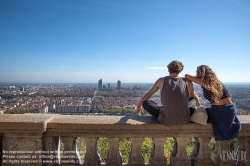 Viennaslide-05270007 Lyon, Paar vor dem Stadtpanorama von Basilique Notre Dame de Fourviere - Lyon, Couple in Front of Panorama from Basilique Notre Dame de Fourviere