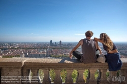 Viennaslide-05270007 Lyon, Paar vor dem Stadtpanorama von Basilique Notre Dame de Fourviere - Lyon, Couple in Front of Panorama from Basilique Notre Dame de Fourviere