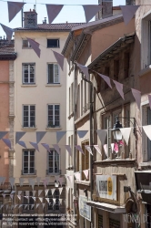 Viennaslide-05270118 Das 1. Arrondissement liegt am Hang des Croix-Rousse und auf der nördlichen Seite der Halbinsel, die durch den Zusammenfluss von Saône und Rhône gebildet wird. Die vielen Lokale machen es zum Ausgehviertel der Stadt.