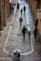 Viennaslide-05270120 Das 1. Arrondissement liegt am Hang des Croix-Rousse und auf der nördlichen Seite der Halbinsel, die durch den Zusammenfluss von Saône und Rhône gebildet wird. Die vielen Lokale machen es zum Ausgehviertel der Stadt.