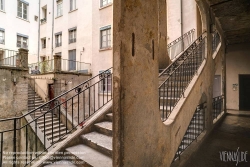 Viennaslide-05270809f Traboules (französisch. V. latein.: transambulare über vulgärlat. trabulare = durchqueren) sind besondere Passagen- oder Treppenhauskonstruktionen, die den Durchgang von einer Straße zur anderen ermöglichen.