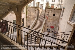 Viennaslide-05270810f Traboules (französisch. V. latein.: transambulare über vulgärlat. trabulare = durchqueren) sind besondere Passagen- oder Treppenhauskonstruktionen, die den Durchgang von einer Straße zur anderen ermöglichen.