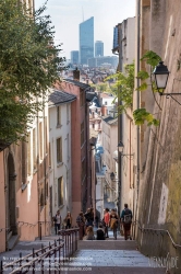 Viennaslide-05271116 Lyon, Rue Montauban auf den Fourviere-Hügel, im Hintergrund die Hochhäuser von Lyon-Part-Dieu - Lyon, Rue Montauban to the Hill Fourviere, the Towers of Lyon-Part-Dieu in the Background