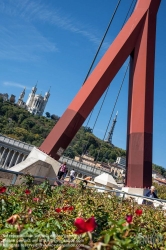 Viennaslide-05271924 Lyon, Saone, Passerelle de Palais du Justice, dahinter Justizpalast und Basilique Notre Dame de Fourviere - Lyon, Saone, Passerelle de Palais du Justice, Palais de Justice and Basilique Notre Dame de Fourviere