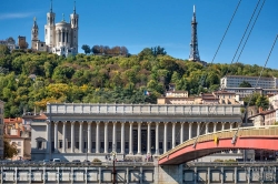 Viennaslide-05271925 Lyon, Saone, Passerelle de Palais du Justice, dahinter Justizpalast, Tour Metallique und Basilique Notre Dame de Fourviere - Lyon, Saone, Passerelle de Palais du Justice, Palais de Justice, Tour Metallique and Basilique Notre Dame de Fourviere