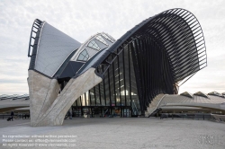 Viennaslide-05273961 Der Bahnhof Lyon Saint-Exupéry TGV (franz.: Gare de Saint-Exupéry TGV) ist ein Fernverkehrsbahnhof am Flughafen Lyon Saint-Exupéry, etwa 20 Kilometer östlich des Zentrums von Lyon in Frankreich. Architekt des TGV-Bahnhofs Lyon-Saint-Exupéry ist der Spanier Santiago Calatrava, der sich 1987 in einem international ausgeschriebenen Architekturwettbewerb knapp gegen Richard Rogers behaupten konnte. Das Bahnhofsgebäude besteht aus einer 450 Meter langen und 56 Meter breiten Halle aus Stahl, Glaselementen und Stahlbeton mit Verbindungsgängen zum Flughafen Lyon Saint-Exupéry. Zentrales bauliches Element des Bahnhofs ist der rund 39 Meter hohe Hauptpavillon, dessen skelettartige Form oft mit einem riesigen Vogel verglichen wird.