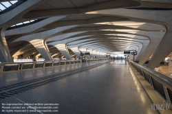 Viennaslide-05273965 Der Bahnhof Lyon Saint-Exupéry TGV (franz.: Gare de Saint-Exupéry TGV) ist ein Fernverkehrsbahnhof am Flughafen Lyon Saint-Exupéry, etwa 20 Kilometer östlich des Zentrums von Lyon in Frankreich. Architekt des TGV-Bahnhofs Lyon-Saint-Exupéry ist der Spanier Santiago Calatrava, der sich 1987 in einem international ausgeschriebenen Architekturwettbewerb knapp gegen Richard Rogers behaupten konnte. Das Bahnhofsgebäude besteht aus einer 450 Meter langen und 56 Meter breiten Halle aus Stahl, Glaselementen und Stahlbeton mit Verbindungsgängen zum Flughafen Lyon Saint-Exupéry. Zentrales bauliches Element des Bahnhofs ist der rund 39 Meter hohe Hauptpavillon, dessen skelettartige Form oft mit einem riesigen Vogel verglichen wird.