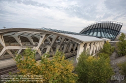 Viennaslide-05273968 Der Bahnhof Lyon Saint-Exupéry TGV (franz.: Gare de Saint-Exupéry TGV) ist ein Fernverkehrsbahnhof am Flughafen Lyon Saint-Exupéry, etwa 20 Kilometer östlich des Zentrums von Lyon in Frankreich. Architekt des TGV-Bahnhofs Lyon-Saint-Exupéry ist der Spanier Santiago Calatrava, der sich 1987 in einem international ausgeschriebenen Architekturwettbewerb knapp gegen Richard Rogers behaupten konnte. Das Bahnhofsgebäude besteht aus einer 450 Meter langen und 56 Meter breiten Halle aus Stahl, Glaselementen und Stahlbeton mit Verbindungsgängen zum Flughafen Lyon Saint-Exupéry. Zentrales bauliches Element des Bahnhofs ist der rund 39 Meter hohe Hauptpavillon, dessen skelettartige Form oft mit einem riesigen Vogel verglichen wird.