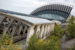 Viennaslide-05273969 Der Bahnhof Lyon Saint-Exupéry TGV (franz.: Gare de Saint-Exupéry TGV) ist ein Fernverkehrsbahnhof am Flughafen Lyon Saint-Exupéry, etwa 20 Kilometer östlich des Zentrums von Lyon in Frankreich. Architekt des TGV-Bahnhofs Lyon-Saint-Exupéry ist der Spanier Santiago Calatrava, der sich 1987 in einem international ausgeschriebenen Architekturwettbewerb knapp gegen Richard Rogers behaupten konnte. Das Bahnhofsgebäude besteht aus einer 450 Meter langen und 56 Meter breiten Halle aus Stahl, Glaselementen und Stahlbeton mit Verbindungsgängen zum Flughafen Lyon Saint-Exupéry. Zentrales bauliches Element des Bahnhofs ist der rund 39 Meter hohe Hauptpavillon, dessen skelettartige Form oft mit einem riesigen Vogel verglichen wird.