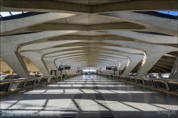 Viennaslide-05273988 Lyon, Flughafen Saint-Exupery, Flughafenbahnhof Satolas von Architekt Santiago Calatrava, Rhone Alpes, Frankreich // Lyon, Airport Lyon Saint-Exupery, Airport TGV Station Satolas by Architect Santiago Calatrava, Rhone Alpes, Frankreich