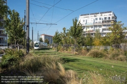 Viennaslide-05274403 Lyon, begrünte Straßenbahntrasse in einem Neubaugebiet