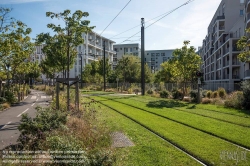 Viennaslide-05274404 Lyon, begrünte Straßenbahntrasse in einem Neubaugebiet